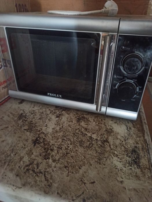 Продавам микровълнова фурна