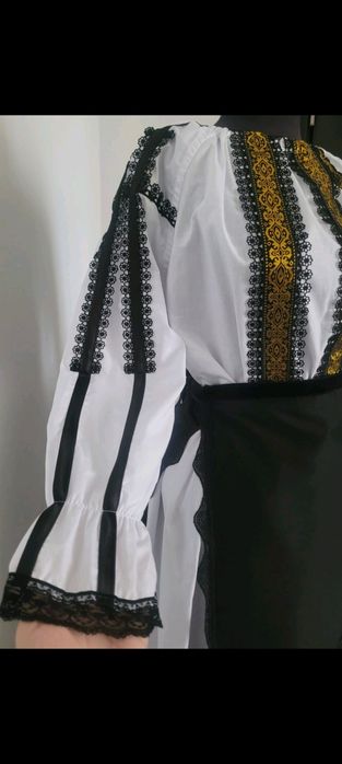 Vând costum popular nou mărimea S