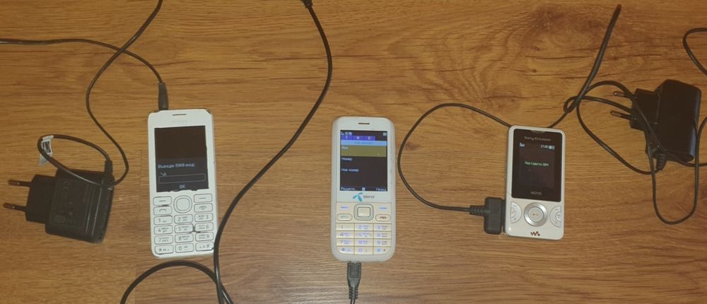 Работещи телефони, стари модели и различни зарядни устройства