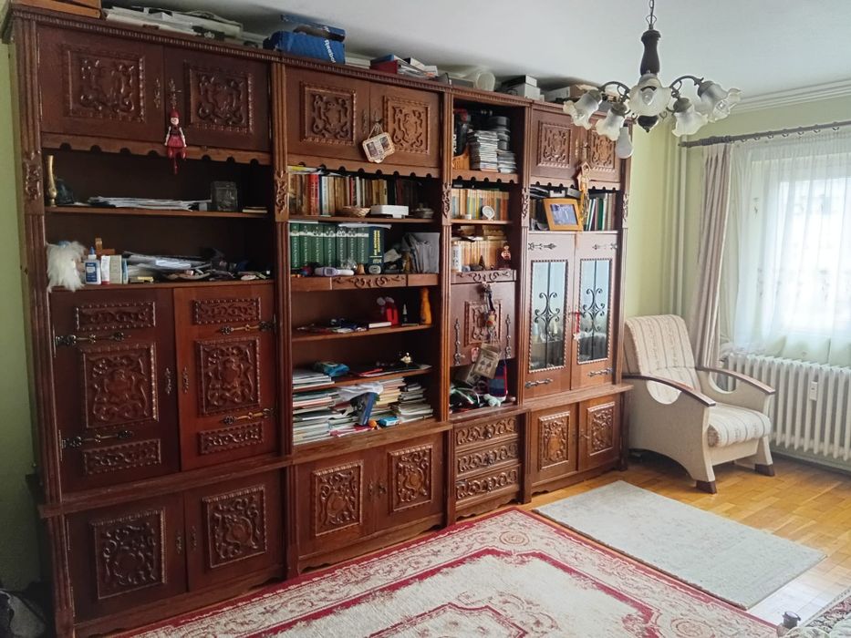 Biblioteca lemn cu ornamente