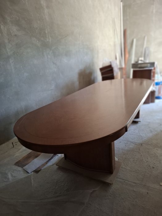 Стол и стулья для гостиной