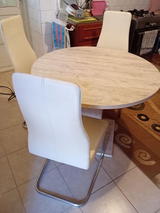 Vând masa rotunda de bucătărie cu 4 scaune