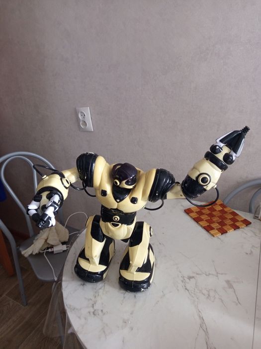 Продаётся игрушка  Робот