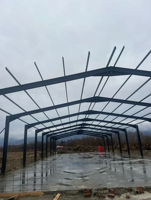 Vand hală metalică de pe stoc 10 m lățime cu 30 lungime cu tot cu montaj la super preț facem și alte mărimi orice mărime Care dorește clientul
