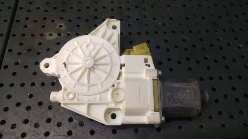 Motoras macara stanga spate mercedes c class w204 0130822443