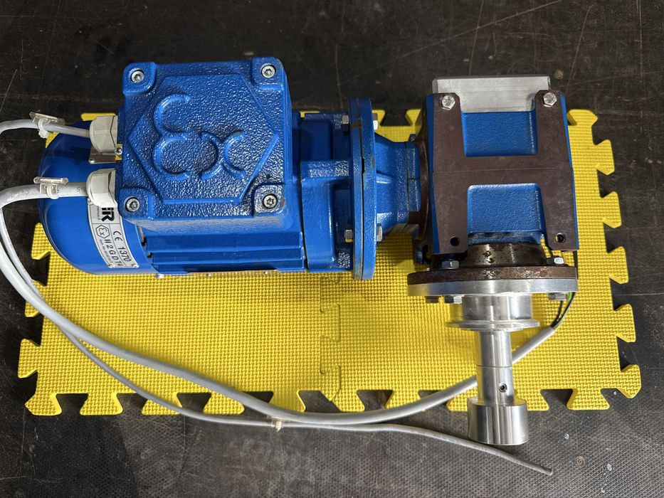 Motor trifazic cu reductor