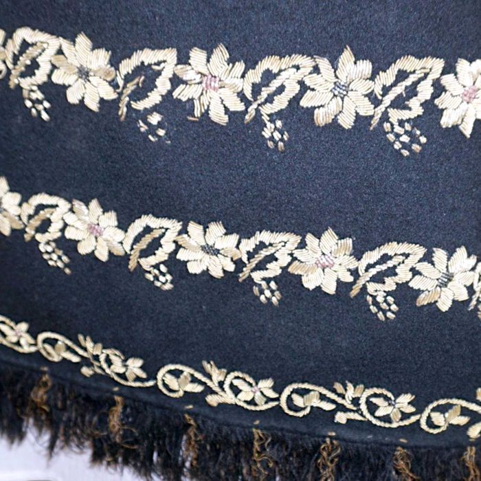 Costum popular lucrat manual cu catrinta veche fir metalic  masura M-L