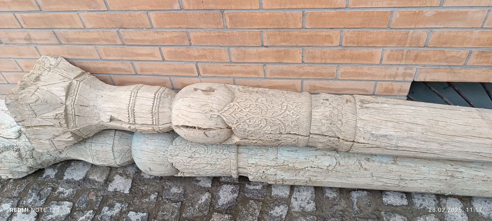 Старинные деревянные колонны