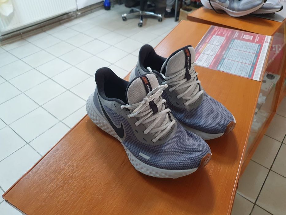 Vind Nike Revolution 5
