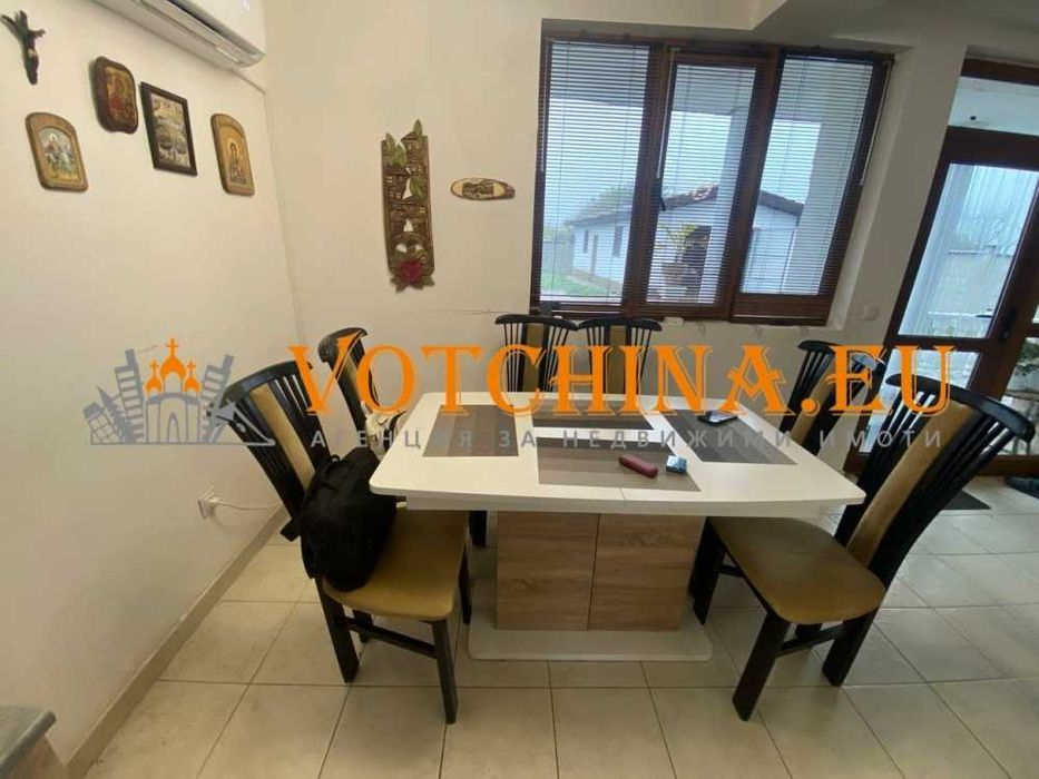 Двуетажна къща с двор в село Безводица