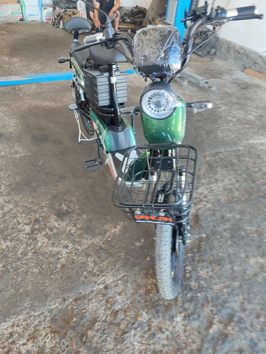 Mini skuter.batarae velik