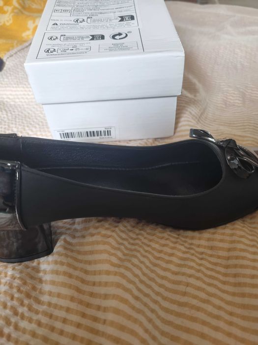 Pantofi negrii c combinatie piele cu lac