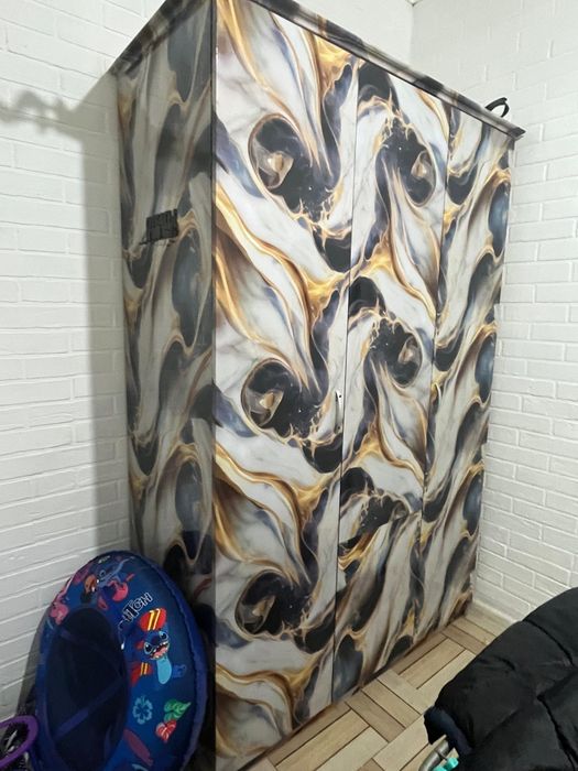 Продам шкаф вместительный трёхдверный