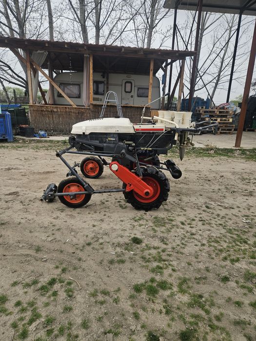 Самоходна разсадопосадъчна машина Yanmar Pl400