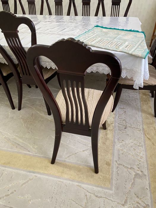 Стол в комплекте с стульями.