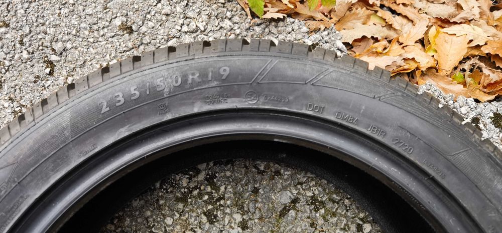 Чисто Нови 235 50 19 Dunlop