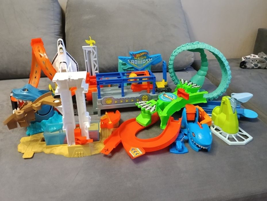 4 Разных игрушек hot wheels,хотвилс