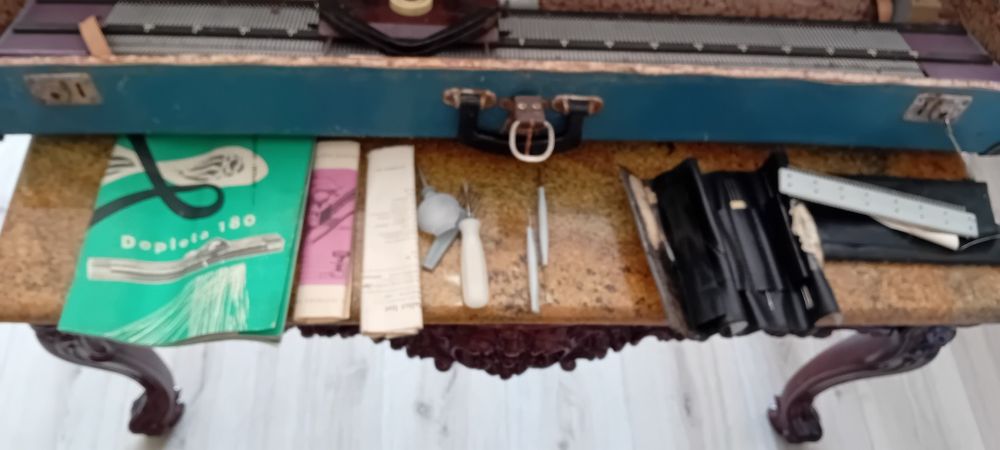 Mașină de tricotat  în stare bună de funcționare.