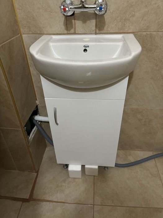 Малка мивка със шкаф и огледало