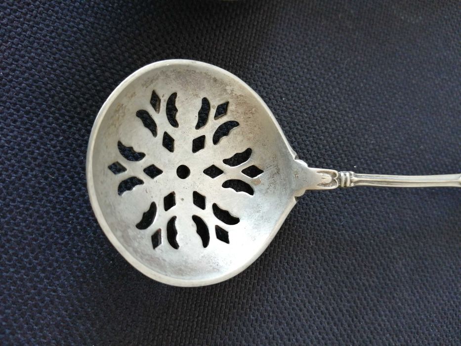 Doua linguri lingurite vintage de colectie una are crucea malteza