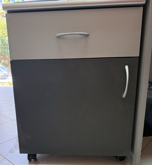 Офис бюро и шкаф