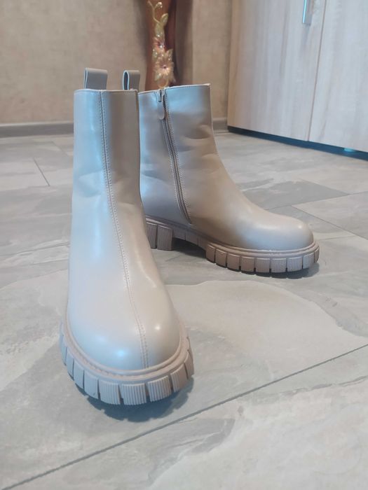 Боти в бежов цвят