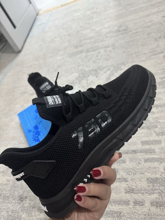 Продам кроссовки летние