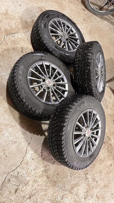 Продам косплект шин с титанкой