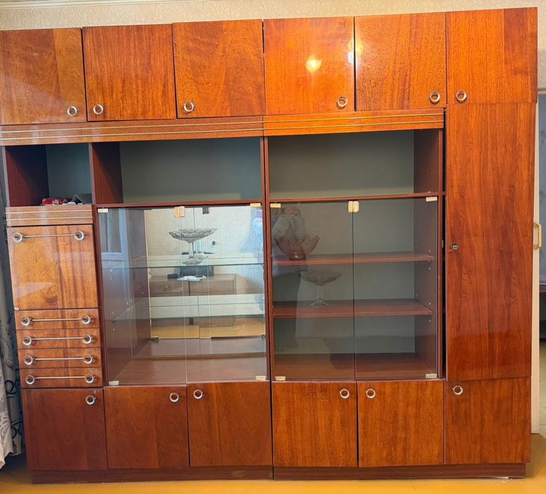 Продам стенку почти новая . Не битая не крашеная .