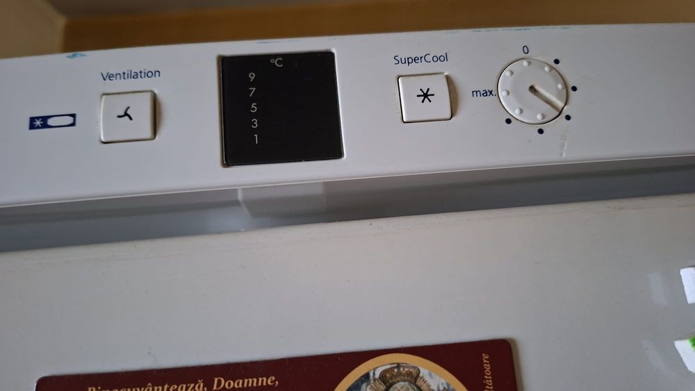 Vând frigider,tejghea magazin si caseta luminoasa