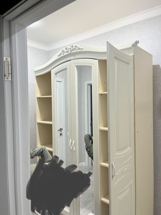 Шкаф одну зеркала нету потчти новый