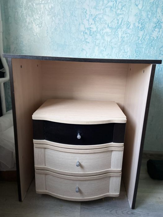 Стол и полка для книг