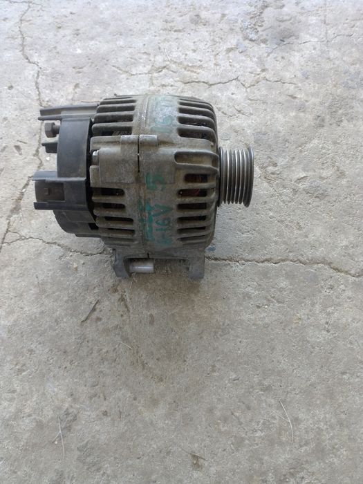 Vînd alternator golf 5 benzina 16 cod motor  bag