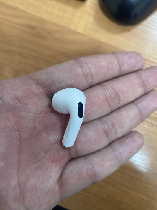 Продам левый наушник AirPods-4