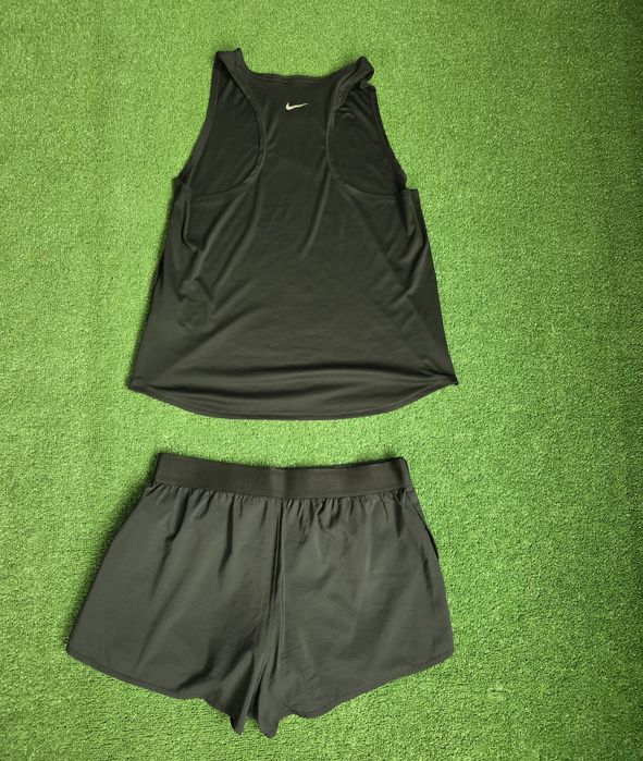 Дамски къси панталони или потник за спорт Nike