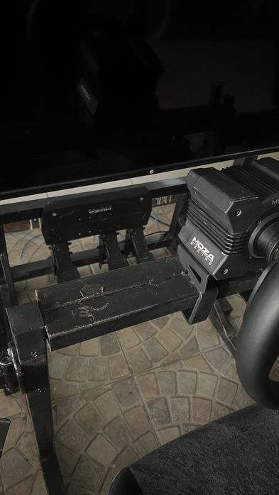 Гонка сим рейсинг кокпит компьютерный клуб