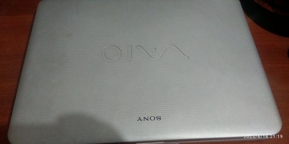 Sony noutbuk sotiladi