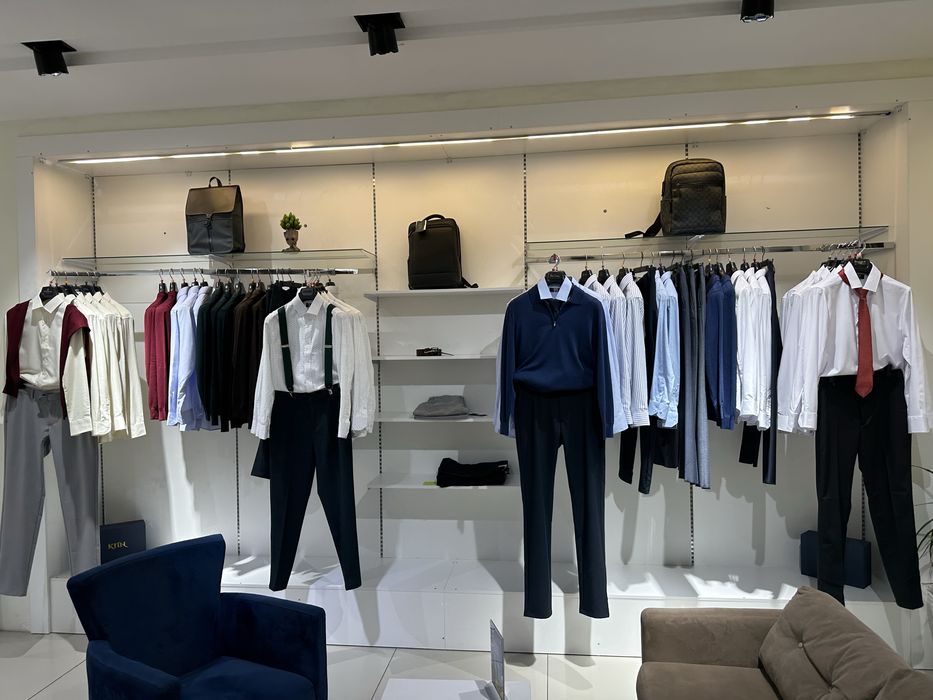 Витрина для одежды рейл