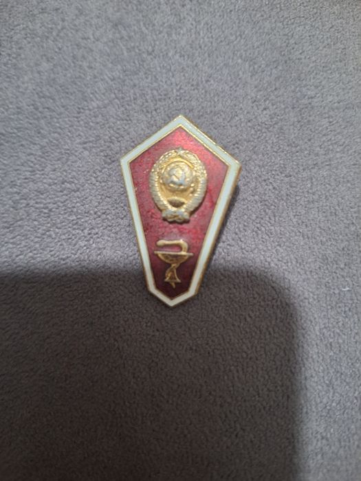 Продам значок Медицина