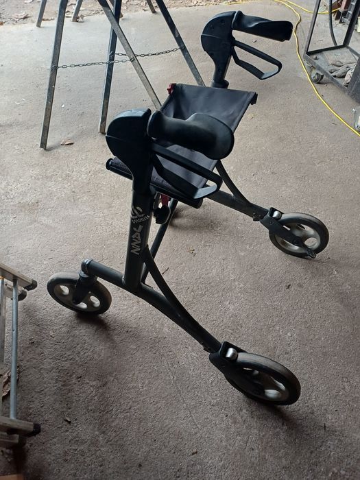 Scaun cu 4 rotile,cu frane,ajustabil,