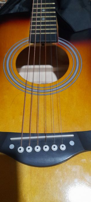 Gitara srochno sotiladi