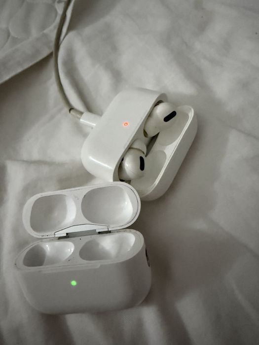Продам наушники airpods