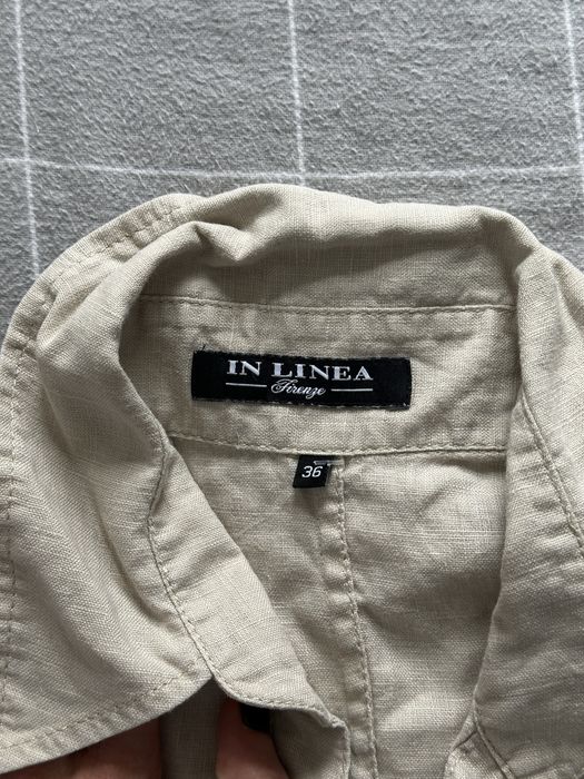 In linea вталена риза с къс ръкав