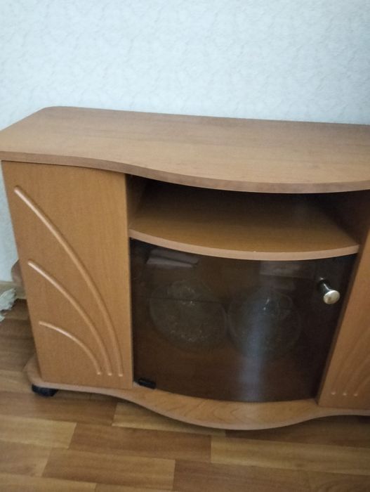 Продам тумбочку под телевизор,