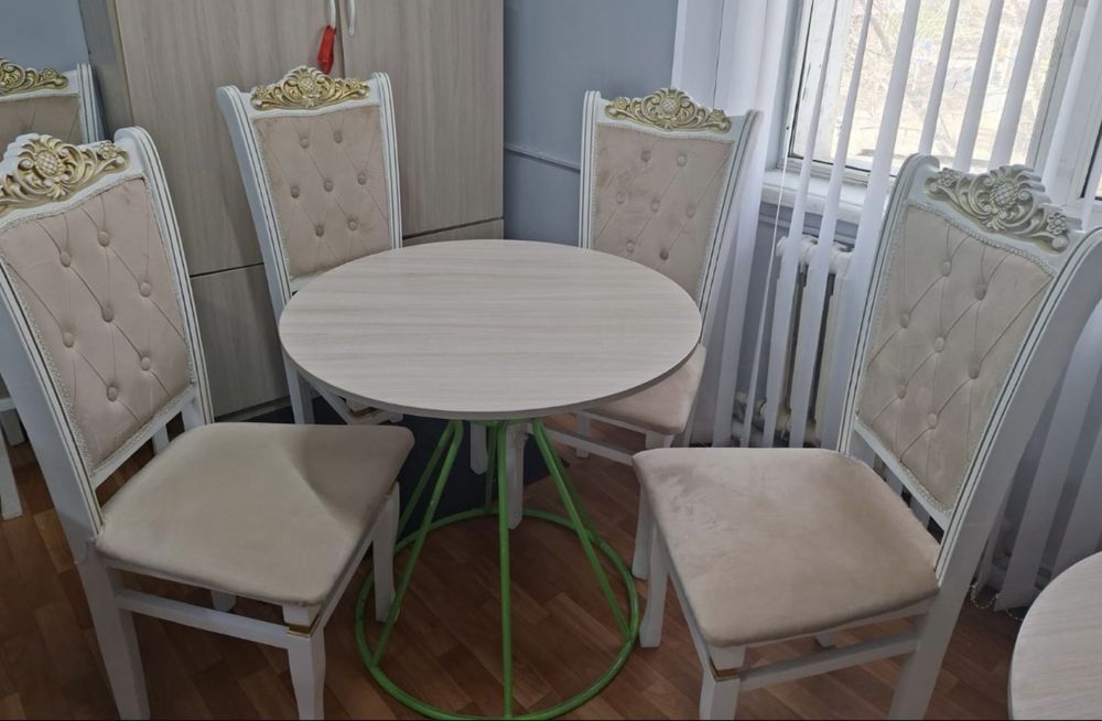 Столь круглый и стуля бежевого цвета