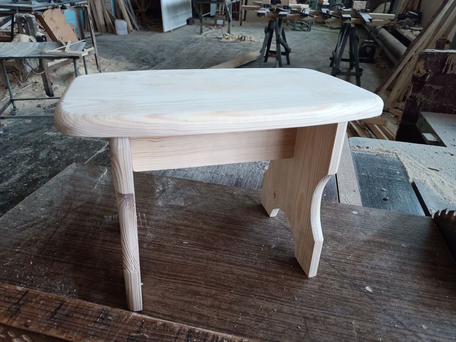 Стульчики деревянные.