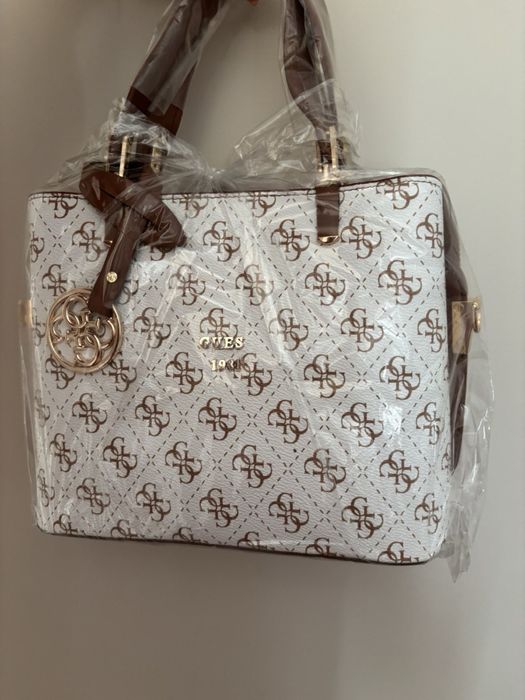Дамска чанта Guess