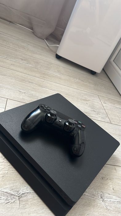 PS4 Slim 500GB-плюс 7 игри от снимката  със игрите цената е 170 без тях 150!