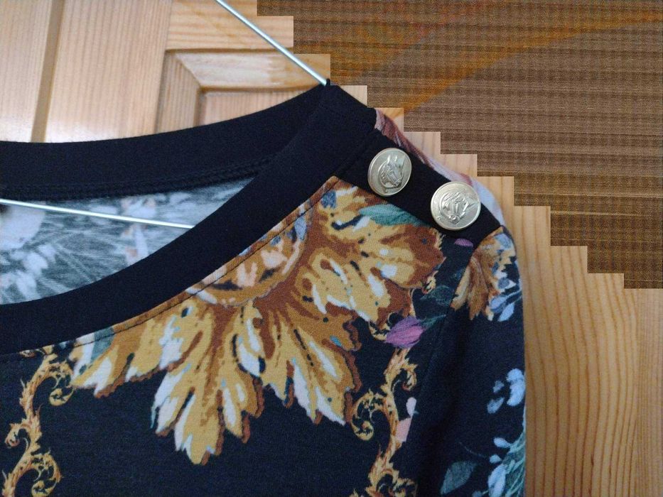 Рокля на Daphne с уникален принт и декорирани копчета!