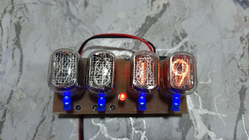 Часы на газоразрядных индикаторах ИН-12.